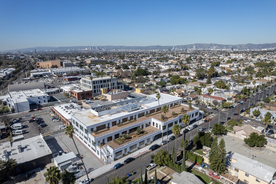 3609 S 10th Ave, Los Angeles, CA à louer - Photo du bâtiment - Image 2 de 3