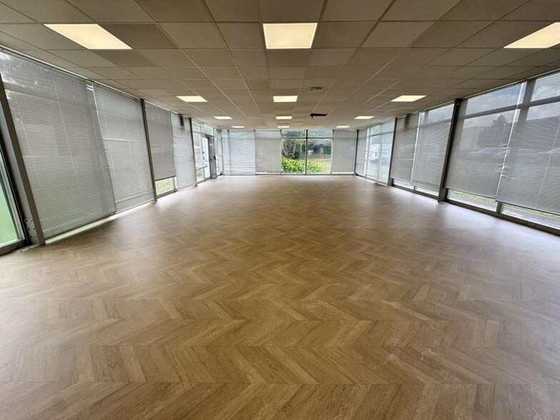 Office in Osny for lease - Interior Photo - Image 2 of 10
