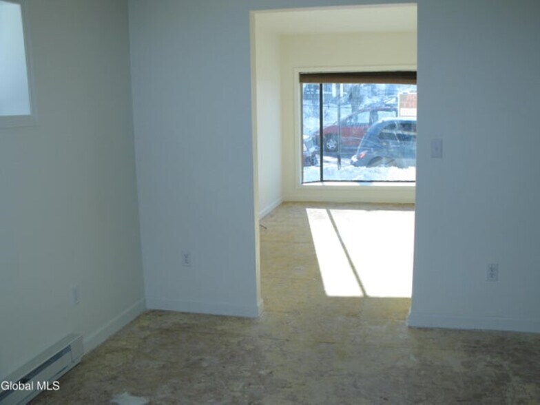 76 Front St, Ballston Spa, NY à louer - Photo du bâtiment - Image 2 de 10