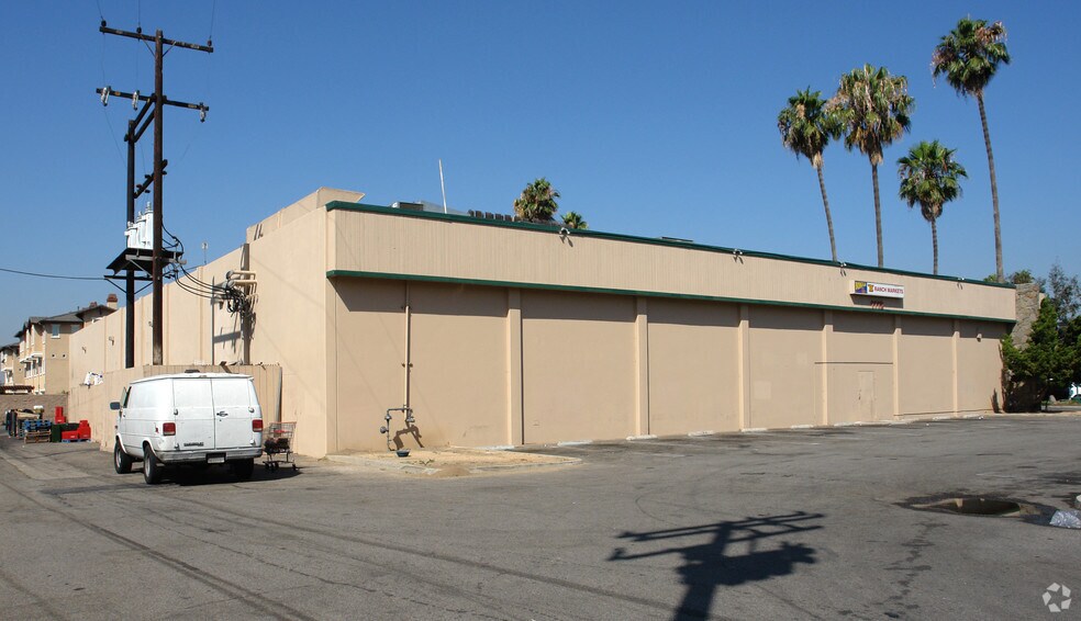 1112 Walnut Ave, Tustin, CA à louer - Photo du bâtiment - Image 3 de 3