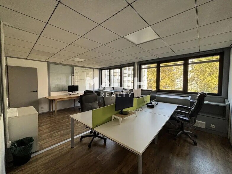 Office in Villeurbanne for lease - Interior Photo - Image 3 of 11