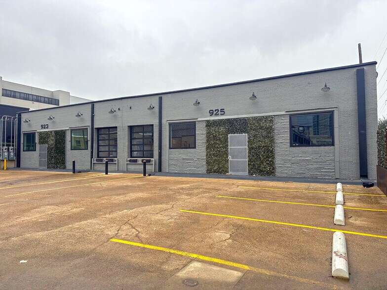 923-925 Slocum St, Dallas, TX for lease - Building Photo - Image 1 of 7