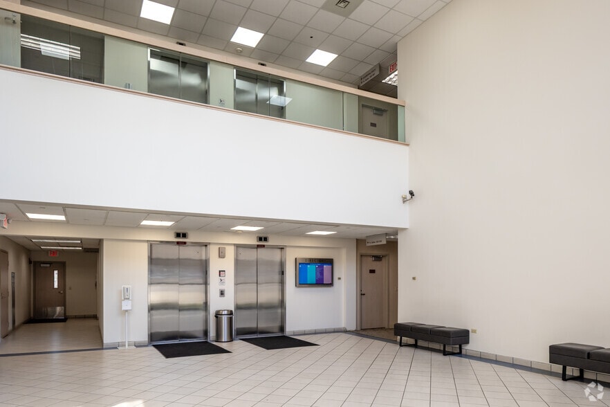 87 N Airlite St, Elgin, IL for lease - Lobby - Image 3 of 7