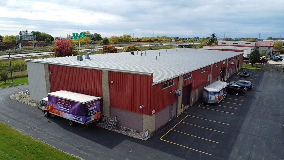 1005 W American Dr, Neenah, WI à vendre - Photo du bâtiment - Image 2 de 8