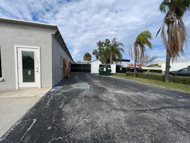 2143 12th St, Sarasota, FL à louer - Photo du bâtiment - Image 2 de 7