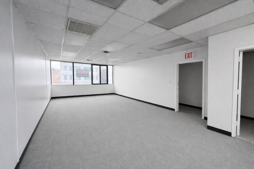 4234 162nd St, Flushing, NY à louer - Photo du bâtiment - Image 3 de 8
