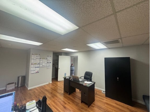 905 S Lake St, Burbank, CA for lease - Interior Photo - Image 2 of 9
