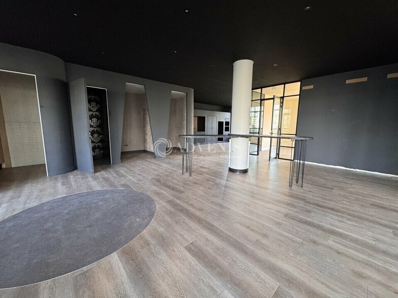 Office in Chessy for lease - Interior Photo - Image 2 of 6