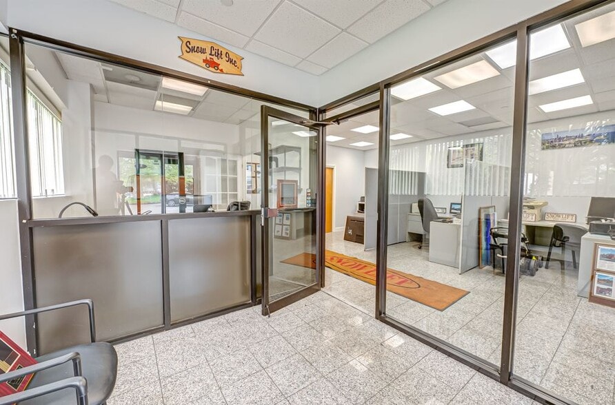 24 ft. Ceilings, Huge Yard portfolio of 2 properties for sale on LoopNet.ca - Interior Photo - Image 3 of 27