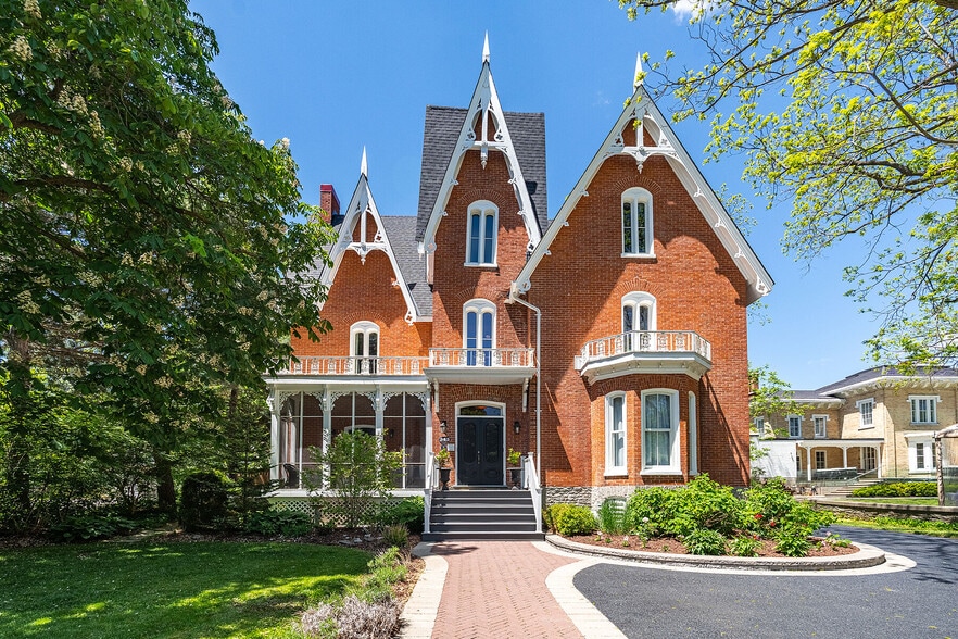 343 Main St E, Picton, ON for sale - Building Photo - Image 1 of 47