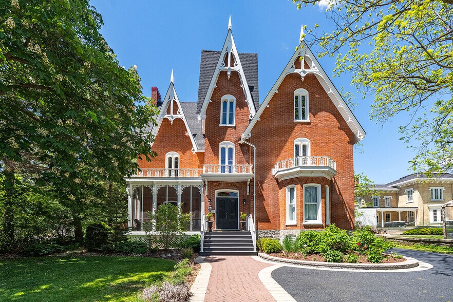 343 Main St E, Picton, ON à vendre - Photo du bâtiment - Image 1 de 47
