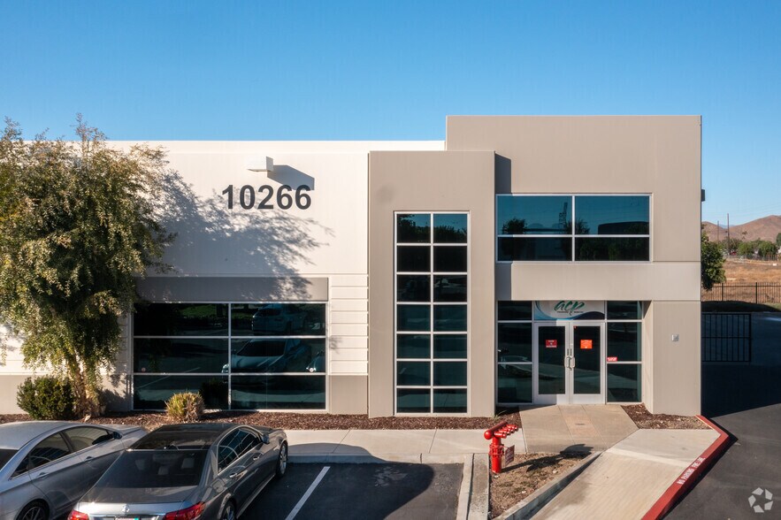 10266-10270 Birtcher Dr, Jurupa Valley, CA à vendre - Photo du bâtiment - Image 2 de 6