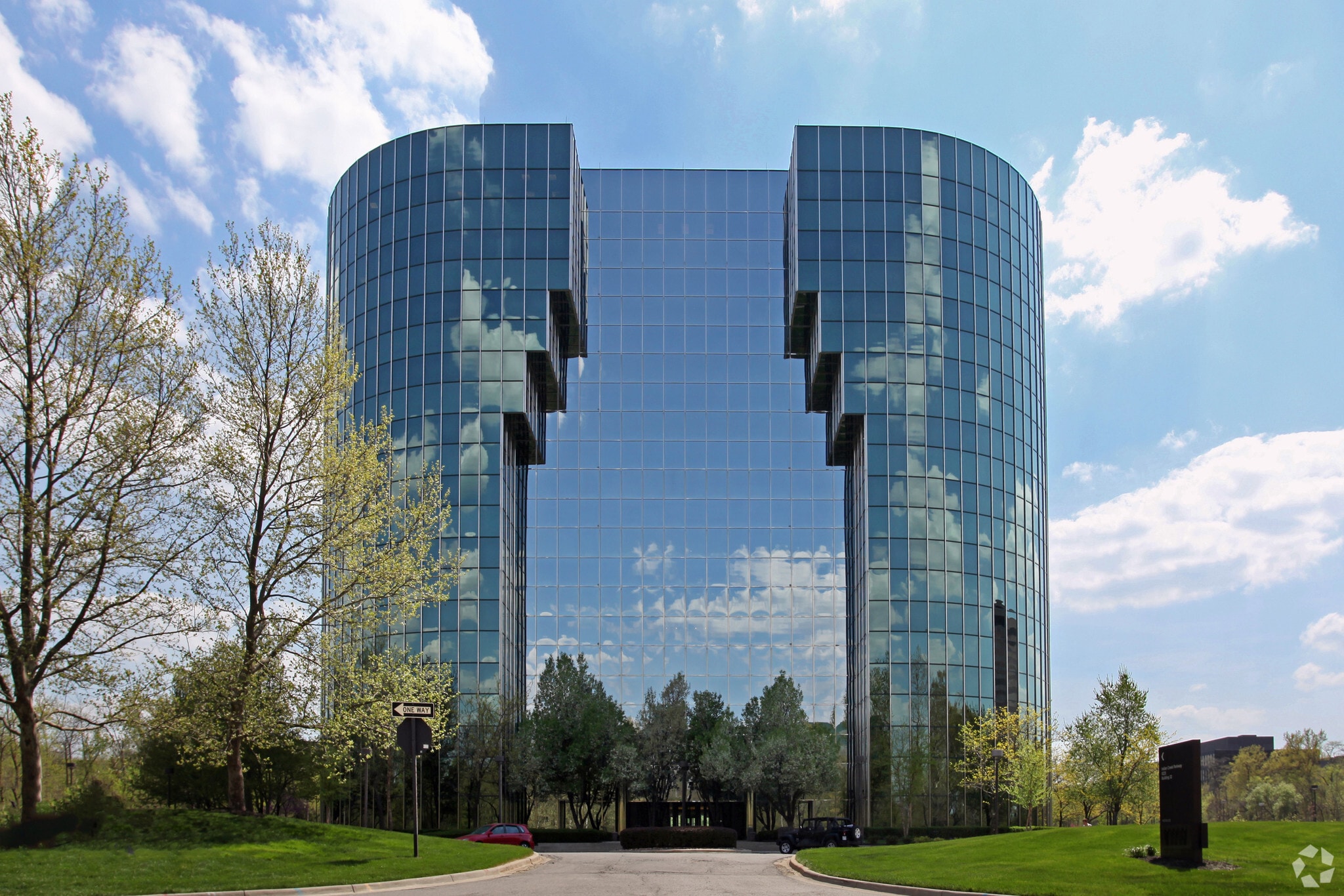 9225 Indian Creek Pky, Overland Park, KS for lease Building Photo- Image 1 of 7