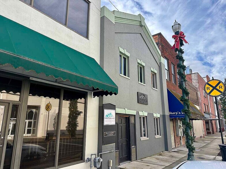 128 E Market St, Johnson City, TN à vendre - Photo du bâtiment - Image 2 de 10