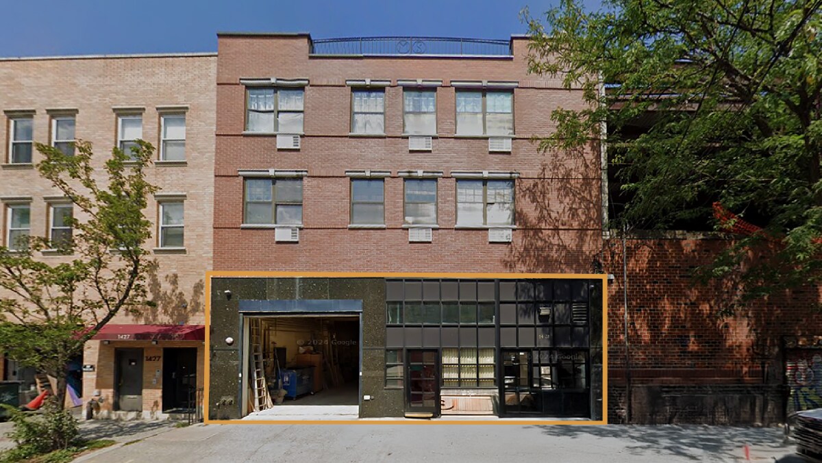 14-31 Astoria Blvd, Astoria, NY à vendre Photo du bâtiment- Image 1 de 1