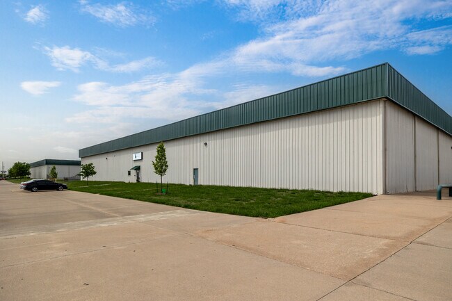 Plus de détails pour 8909 E 35th St, Wichita, KS - Industriel à louer