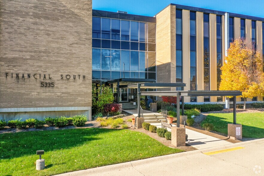 5335 Far Hills Ave, Dayton, OH à louer - Photo du bâtiment - Image 2 de 5