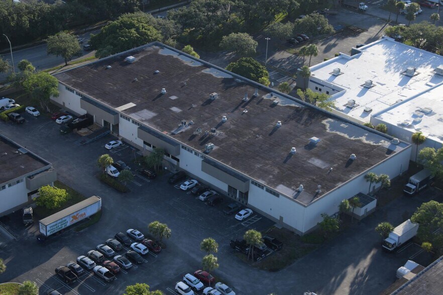 5800 Miami Lakes Dr, Miami Lakes, FL à louer - Photo du bâtiment - Image 2 de 10
