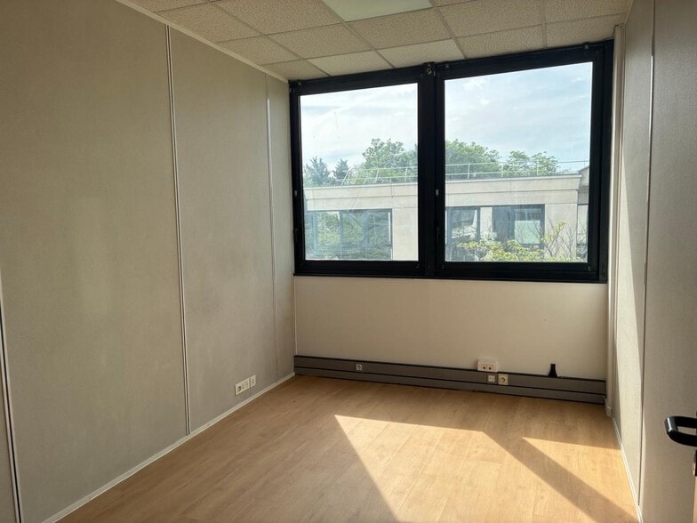 Office in Créteil for lease - Interior Photo - Image 3 of 10