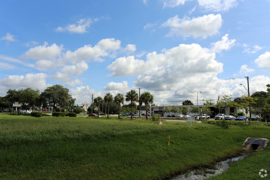 4201 W Crest Ave, Tampa, FL à vendre - Photo du bâtiment - Image 3 de 6