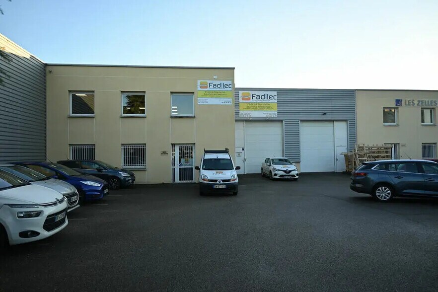 Office in Vénissieux for sale - Building Photo - Image 1 of 12