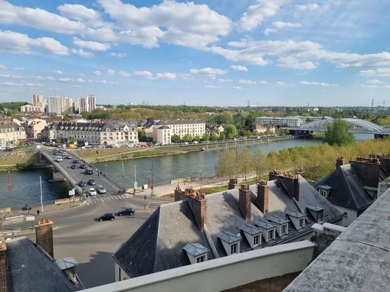 Retail in Pontoise for lease Aerial- Image 1 of 3