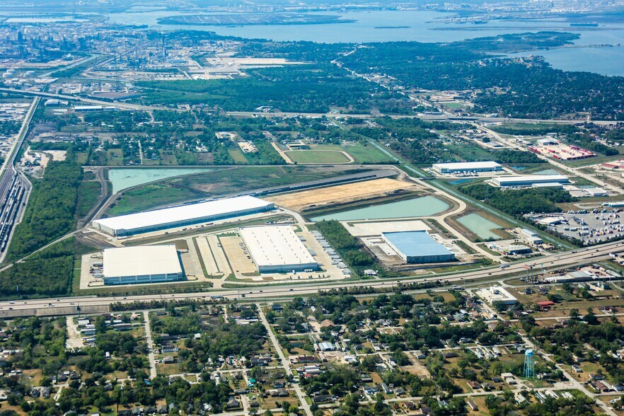 2700 East Fwy, Baytown, TX à louer - Photo du bâtiment - Image 2 de 12