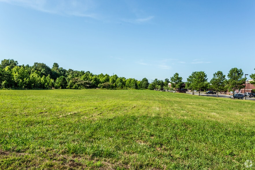 9195 Crestwyn Hills Dr, Germantown, TN for sale - Building Photo - Image 3 of 4