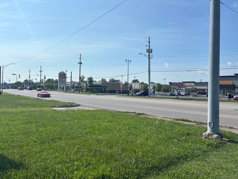 705 E McGalliard Rd, Muncie, IN à vendre - Photo du bâtiment - Image 2 de 6