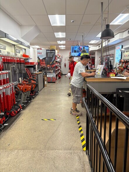 527 Ninth Ave, New York, NY for lease - Building Photo - Image 2 of 5