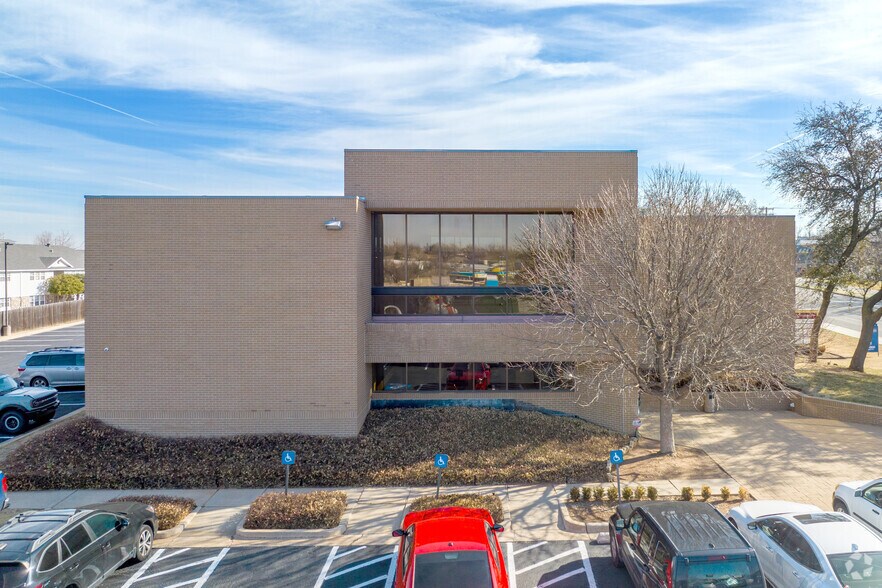 4323 NW 63rd St, Oklahoma City, OK à louer - Photo du bâtiment - Image 2 de 6