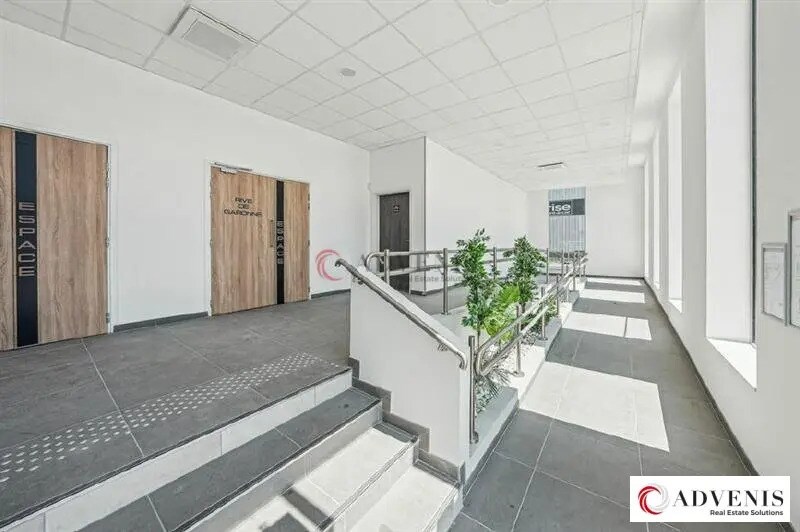 Office in Bordeaux for lease Lobby- Image 1 of 13