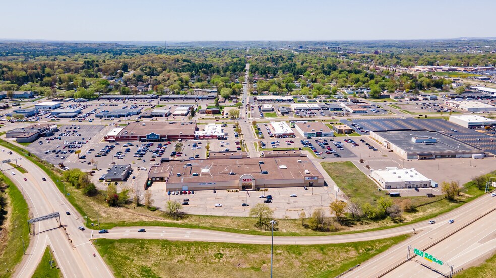 2921 Mall Dr, Eau Claire, WI à louer - Photo du bâtiment - Image 2 de 25
