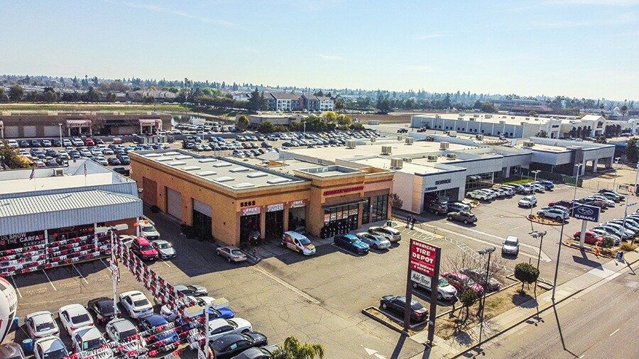 5262 N Blackstone Ave, Fresno, CA à vendre - Photo du bâtiment - Image 2 de 20