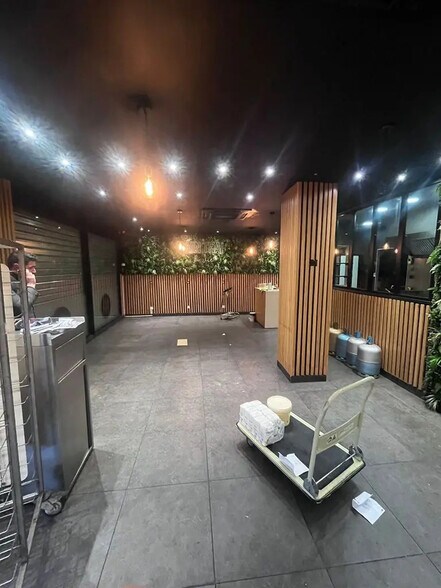 Retail in Saint-Denis for lease - Interior Photo - Image 2 of 7