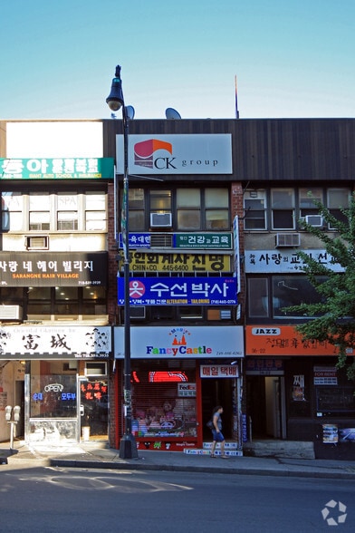 36-22A Union St, Flushing, NY for lease - Building Photo - Image 2 of 3