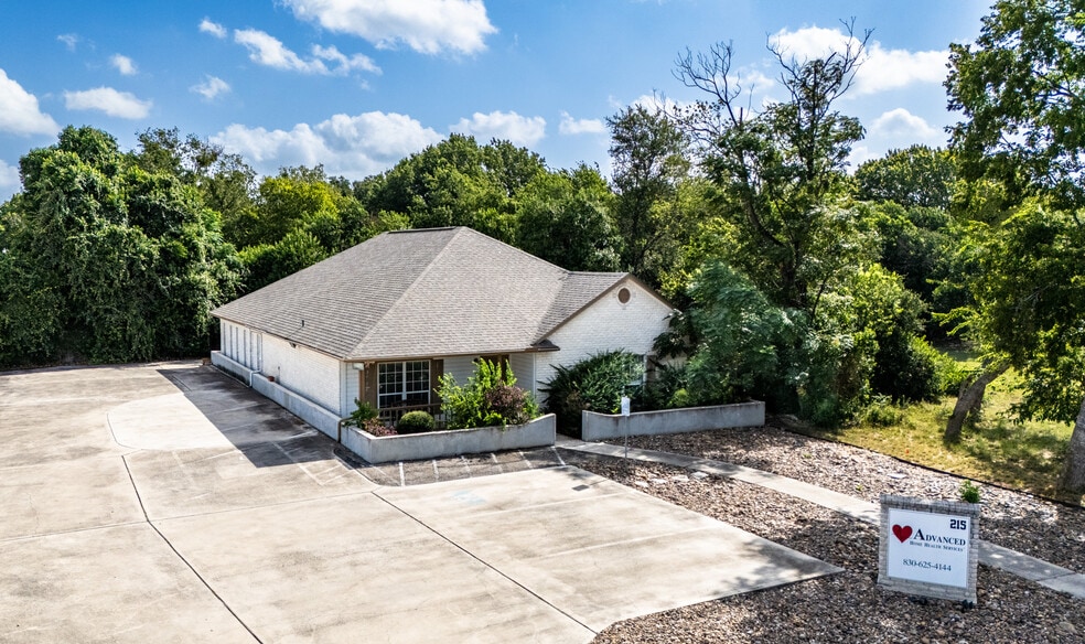 215 Courtyard Dr, New Braunfels, TX for lease - Building Photo - Image 1 of 12
