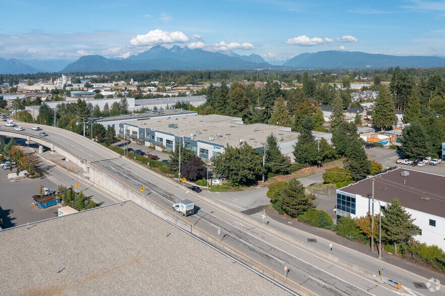 9850 201st St, Langley Twp, BC à louer - Photo du bâtiment - Image 2 de 4