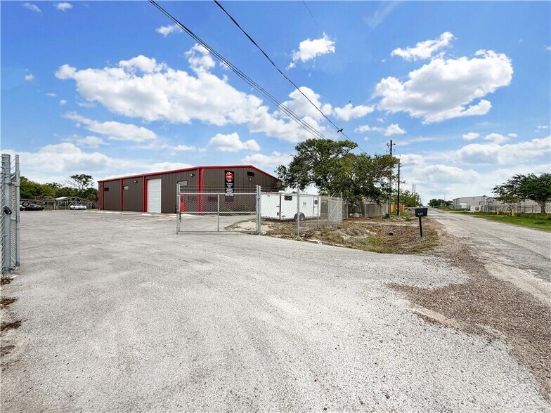 428 Anchor St, Corpus Christi, TX for lease - Building Photo - Image 2 of 33