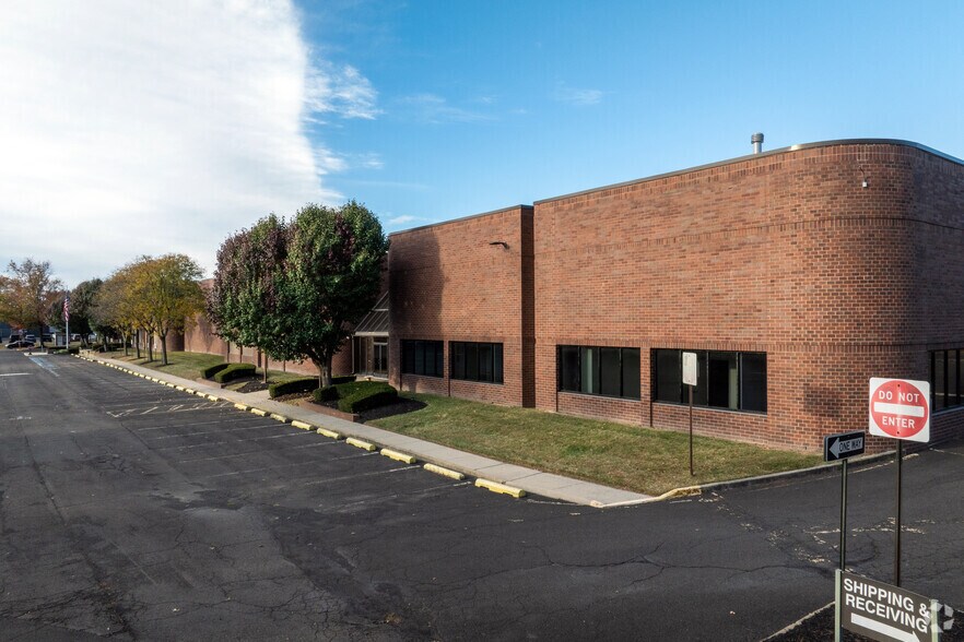 150 Rittenhouse Cir, Bristol, PA à louer - Photo du bâtiment - Image 3 de 16