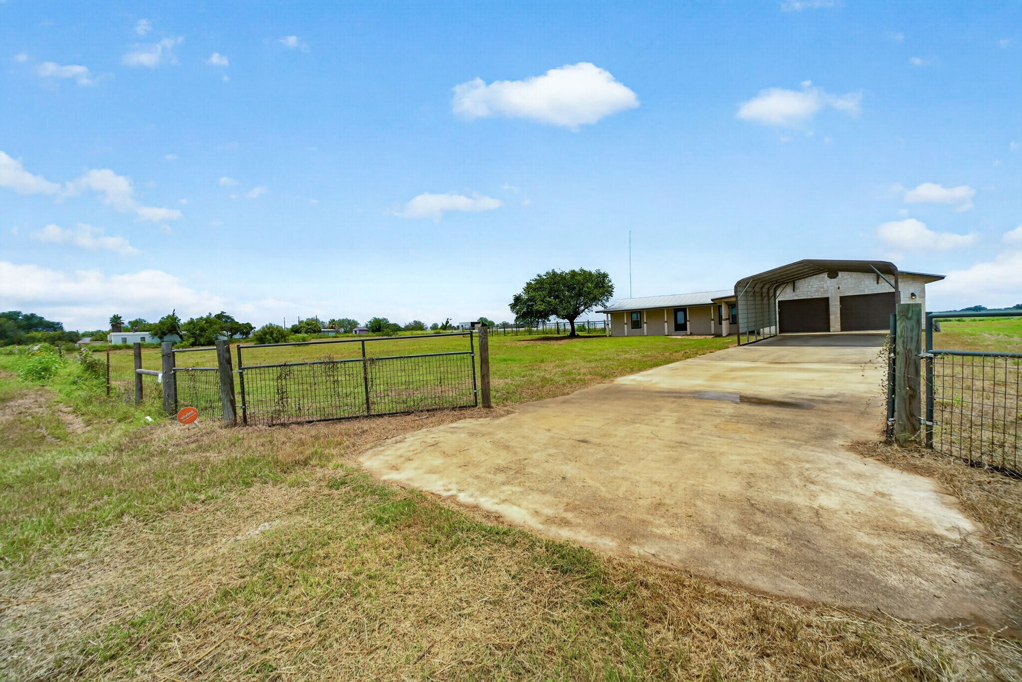 4044 W FM 476, Poteet, TX à vendre Photo principale- Image 1 de 38