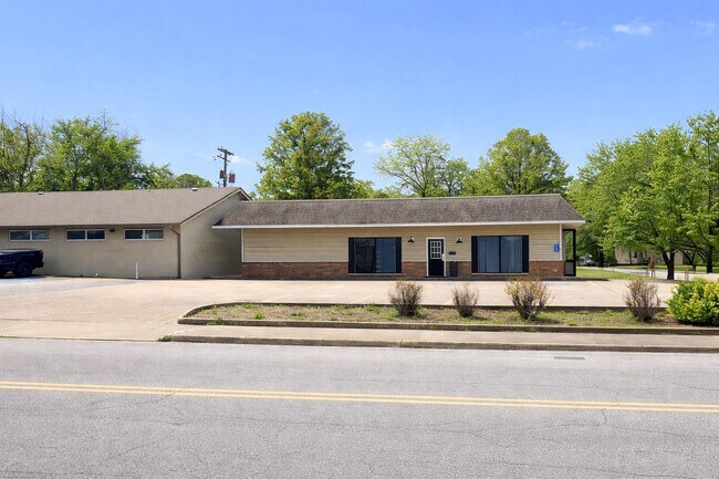 Plus de détails pour 313 W Meadow Ave, Springdale, AR - Commerce de détail à louer