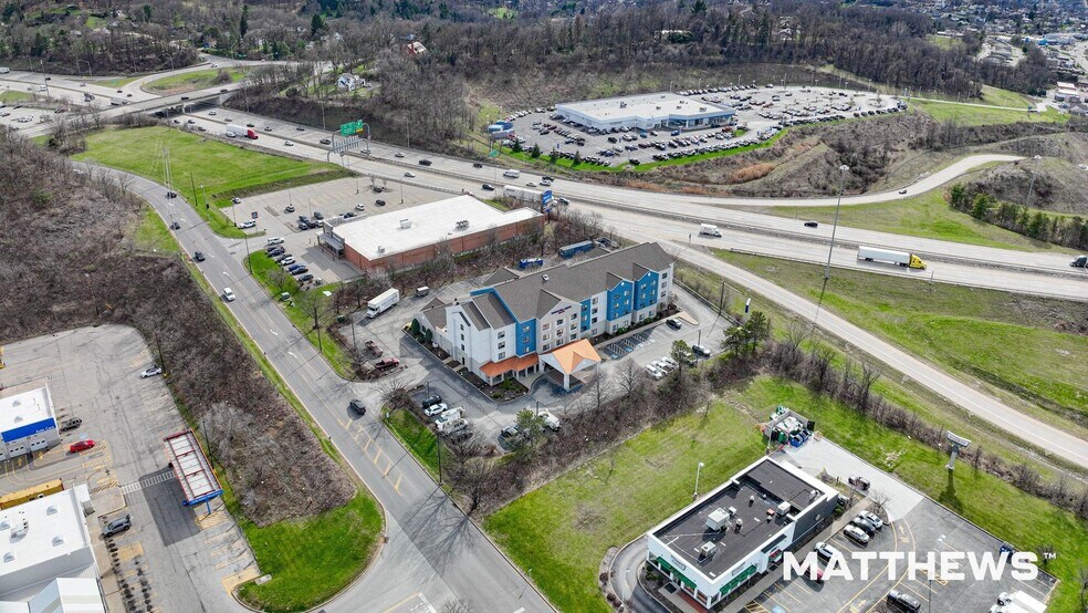 16 Trinity Point Dr, Washington, PA à vendre - Photo du bâtiment - Image 2 de 3