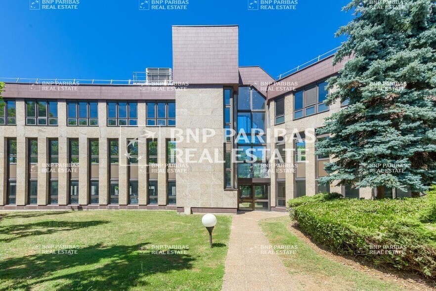 4 Avenue Du Vieil Etang, Montigny-le-Bretonneux for lease - Building Photo - Image 2 of 12