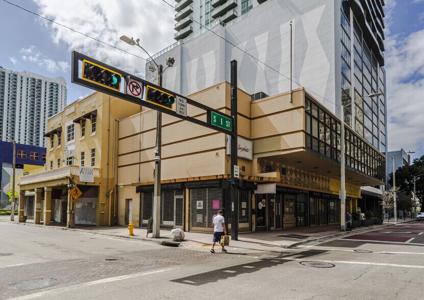 100-108 S Miami Ave, Miami, FL à louer - Photo du bâtiment - Image 3 de 8