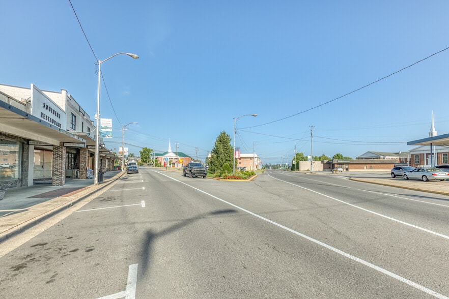 420 E Elk Ave, Elizabethton, TN for sale - Building Photo - Image 3 of 53