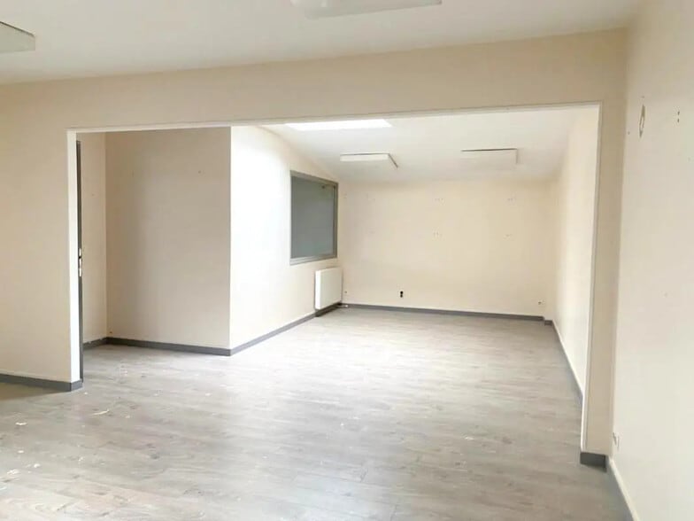 Office in Plaisir for lease - Building Photo - Image 3 of 5