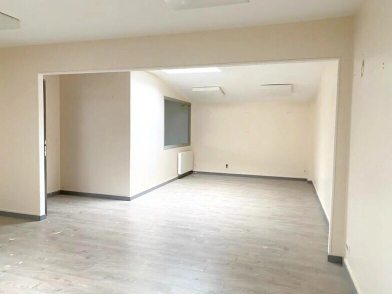 Bureau dans Plaisir à louer - Photo du bâtiment - Image 3 de 5