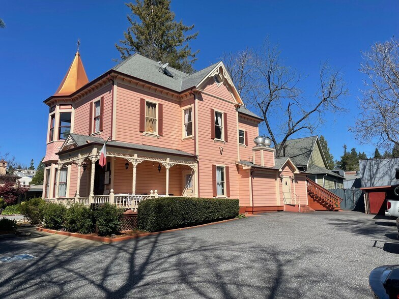 124 Bank St, Grass Valley, CA à vendre - Photo du bâtiment - Image 2 de 45
