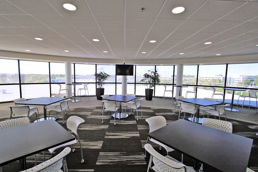 570 Lake Cook Rd, Deerfield, IL for lease - Interior Photo - Image 2 of 3